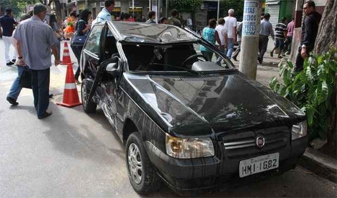 A condutora do Fiat Uno preto ficou presa às ferragens no acidente em BH(foto: Edesio Ferreira/EM DA Press) A condutora do Fiat Uno preto ficou presa às ferragens no acidente em BH(foto: Edesio Ferreira/EM DA Press)