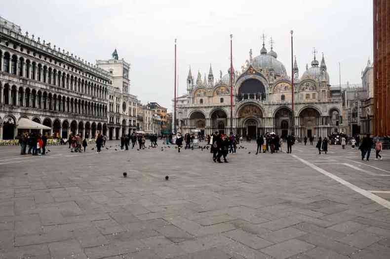 Na Praa So Marco, em Veneza, poucos turistas se aventuraram ontem. Regio  a mais atingida na Itlia(foto: Andrea Patarro/AFP)