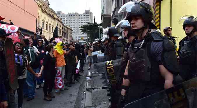 Polcia acompanha manifestao nesse sbado em So Paulo, segurana ser reforada com 4 mil homens do Exrcito(foto: AFP PHOTO / NELSON ALMEIDA )