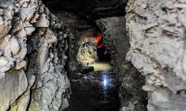 Equipe localizou em rochas de difcil acesso a possvel caverna pioneira de Lund, procurada h 10 anos(foto: Leandro Couri/EM/D.A Press)