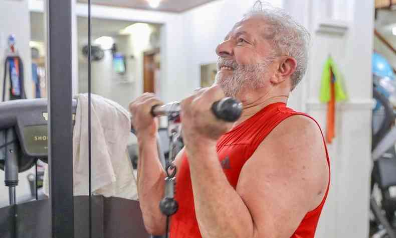Na foto, o ex-presidente Luiz Inácio Lula da Silva (PT) fazendo exercícios físicos nesta segunda-feira (3/1)