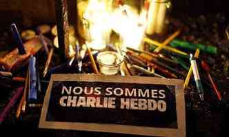 Viglias foram convocadas por toda a Frana para homenagear s vtimas do atentado ocorrido na sede jornal satrico Charlie Hebdo, que vitimou 12 pessoas (foto: AFP PHOTO/JEFF PACHOUD)