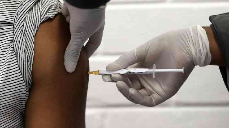 S a fase 3 dos testes clnicos realmente diz se a vacina  capaz de prevenir a ocorrncia de infeces(foto: EPA)
