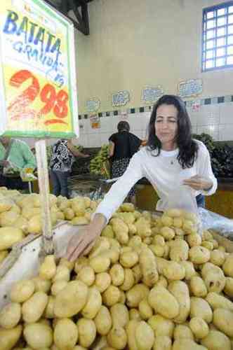 A dona de casa Sandra Rodrigues diz que sentiu a alta de preos principalmente no quilo da batata e da cenoura(foto: Beto Magalhes/EM/D.A Press )