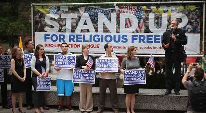 Alguns Norte-americanos em Chicago se manifestam favorveis a deciso de isentar empresas de fornecer servios mdicos contrrios  sua religio(foto: Scott Olson/Getty Images/AFP)