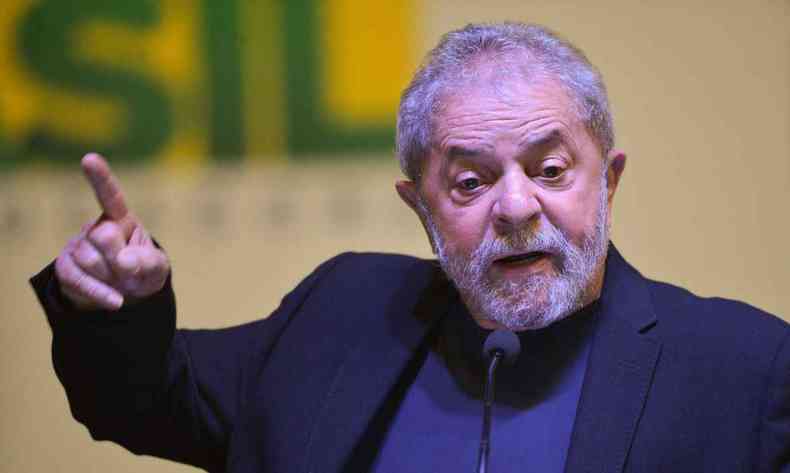 Lula gesticula ao falar
