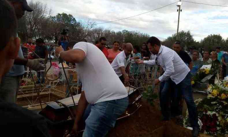 Dezenas de pessoas acompanharam o enterro da auxiliar de professora em Janaba (foto: Luiz Ribeiro/ EM/DA Press)