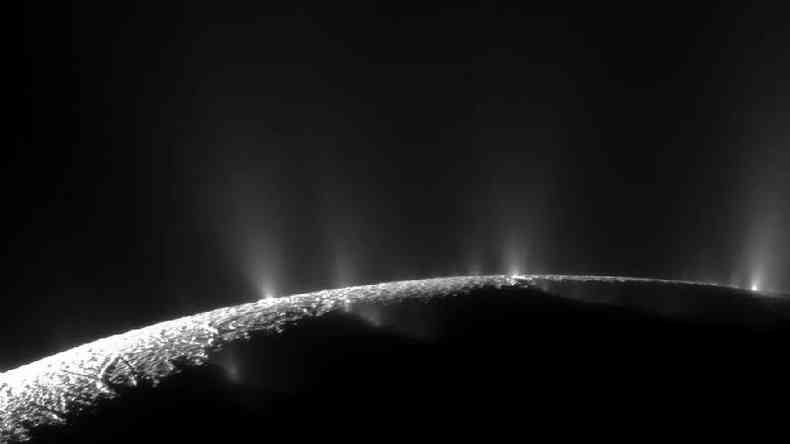 Plumas de vapor d'água erguem-se da superfície gelada da sexta maior lua de Saturno, Encélado