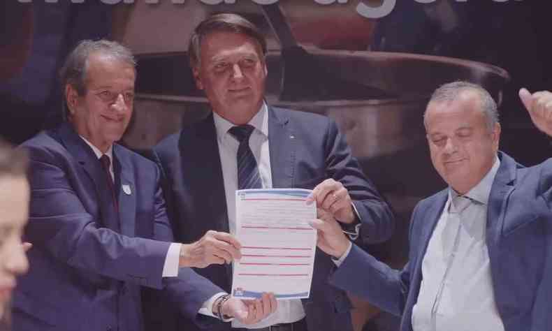 Bolsonaro mostra assinatura de filiao ao PL