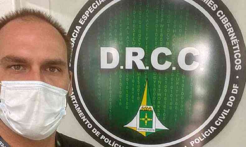 Eduardo Bolsonaro esteve na Delegacia Especial de Represso aos Crimes Cibernticos (DRCC) (foto: Redes Sociais/Reproduo)