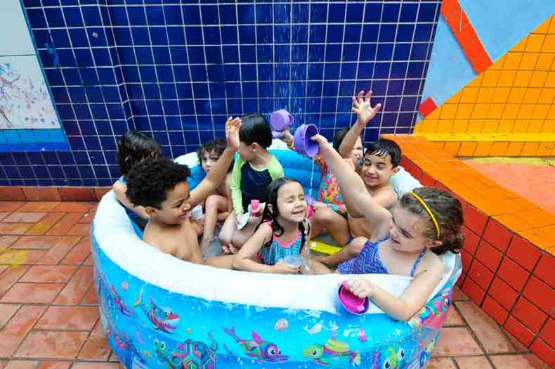 Crianças disputam a piscininha na Escola Galileo Galilei: alívio para o calor recorde(foto: Gladyston Rodrigues/Em/D.a press )