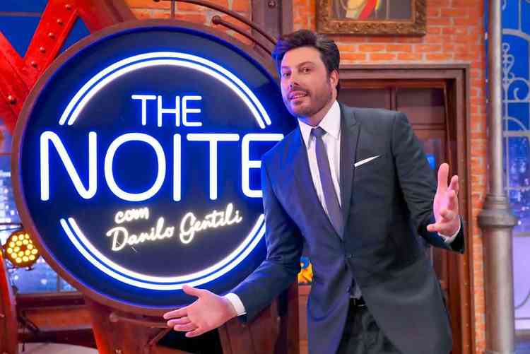 Danilo Gentili no cenrio do The noite, no SBT