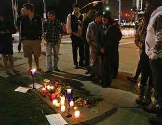 Assim que receberam a notcia, fs foram at o hotel acender velas