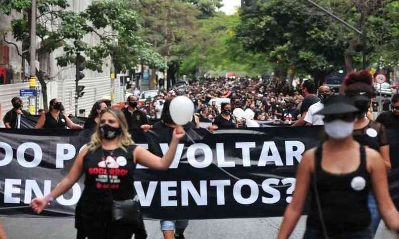 Manifestantes seguiram da Praa da Liberdade at a Prefeitura de BH(foto: Tlio Santos/EM/D.A Press)