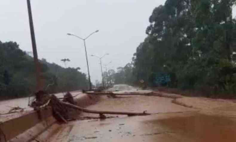 BR 040, em Nova Lima, está interditada