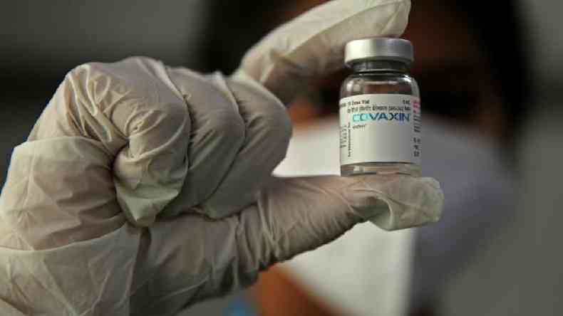 Vacina fabricada pela indiana Bharat Biotech comeou a ser usada na populao da ndia em janeiro, mas at hoje no apresentou oficialmente os resultados da fase final de testes(foto: EPA/JAGADEESH NV)