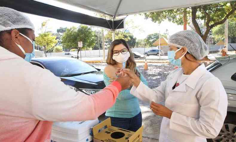 A biomdica Paula Luize Camargos, de 28 anos, concluiu seu esquema vacinal nesta tera-feira (27/7)(foto: Jair Amaral/EM/D.A Press)