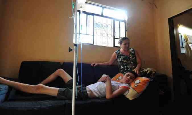 Raquel e o filho Ramon: interrupo do tratamento por falta do remdio, que custa R$ 27,5 mil a caixa, complicou a doena(foto: Alexandre Guzanshe/EM/D.A Press)