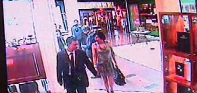 Imagens mostram momento em que o casal entra de mos dadas na joalheria(foto: Reproduo/TV Alterosa)