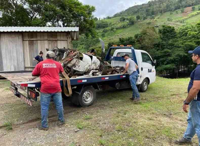 Caminhão transporta destroços do avião que caiu com Marília Mendonça