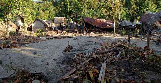 Casas danificadas no vilarejo de Venga, nas Ilhas Salomo(foto: HO / WORLD VISION / AFP)