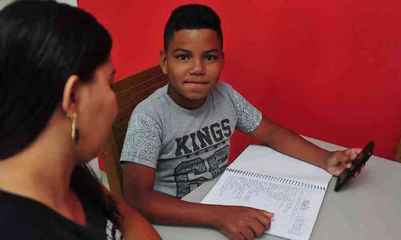 Fabiana Paiva tentou acompanhar o filho Juan, sem sucesso, e terminou pagando aulas a uma prima (foto: Tlio Santos/EM/D.A Press - 10/8/20)