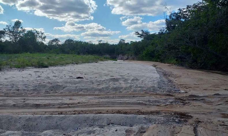 Rio Itacambiruu, em Itacambira, no Norte de Minas, tambm fica seco fora da temporada de chuva
