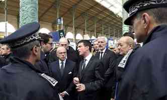 Valls (centro) em visita  estao de trens Gare Du Nord neste domingo. O local foi um dos alvos dos terroristas(foto: ERIC FEFERBERG / AFP)