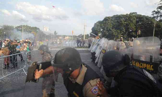 Grupos de manifestantes e a polcia se enfrentaram em barreiras que limitavam o entorno do Mineiro(foto: Leandro Couri/EM/D.A Press - 22/06/2013)