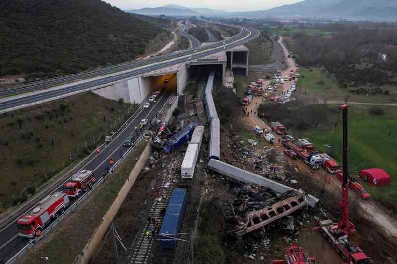 Imagem mostra trens destrudos e dezenas de agentes de equipes de resgate