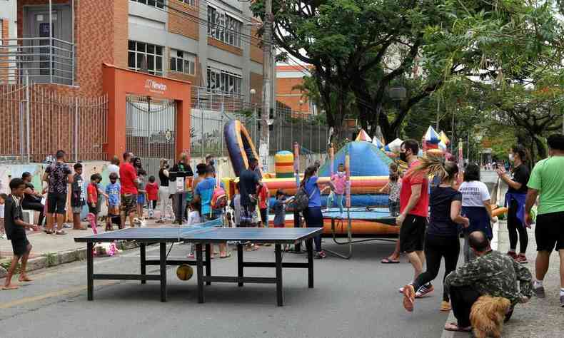 Brinquedos dispostos na Avenida Silva Lobo durante edio do programa 'BH  da Gente'