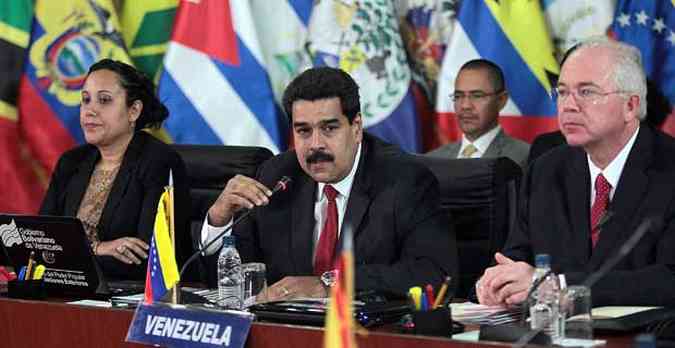 Nicols Maduro (centro), vice-presidente da Venezuela(foto: HO / PRESIDENCIA / AFP)