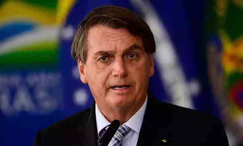 Na foto, o presidente Jair Bolsonaro (PL) fala em microfone