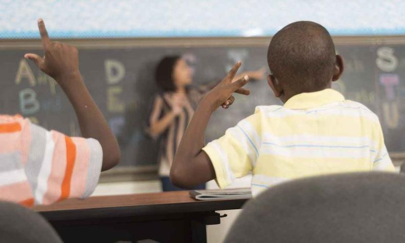 Lei prevê criação de escolas bilíngues em Libras em BH (foto: Flickr/Reprodução ) libras