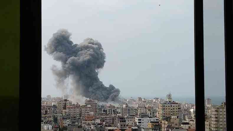 Exploso em Gaza avistada pela janela de uma casa