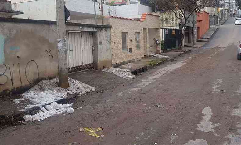 Na Rua So Lzaro, no Sagrada Famlia, parte do gelo ainda no havia derretido na manh de ontem (foto: Alexandre Perez/EM/DA Press)