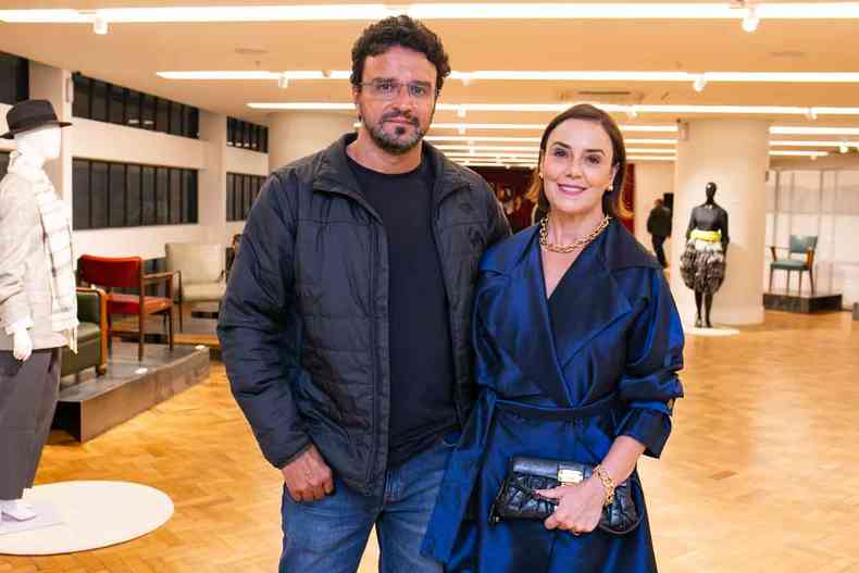 Convidados André Mattar e Janina Ester posam na abertura da feira Modernos e Eternos, no P7