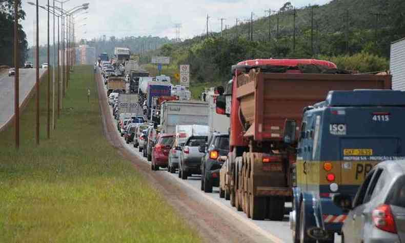 Congestionamento no sentido Rio de Janeiro, perto do condomnio Miguelo(foto: Juarez Rodrigues/EM/DA Press)