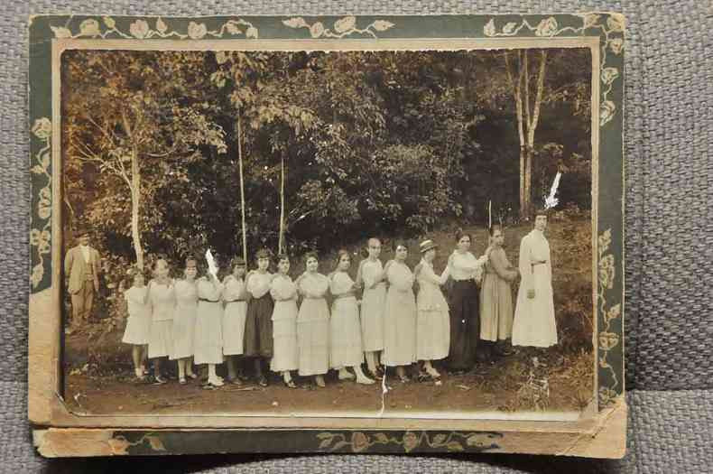foto do piquenique da Escola Normal em que estavam sua av e Emlia