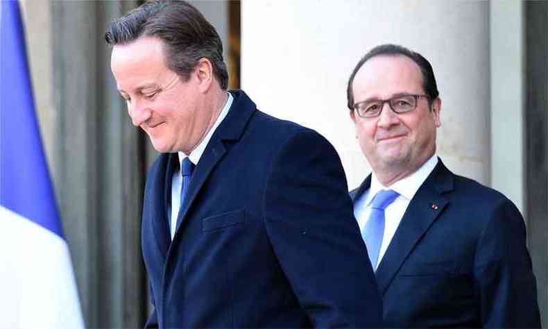 O premi britnico David Cameron (e) se reuniu nesta segunda com o presidente Francs, Franois Hollande (foto: Stephane de Sakutin / AFP PHOTO)