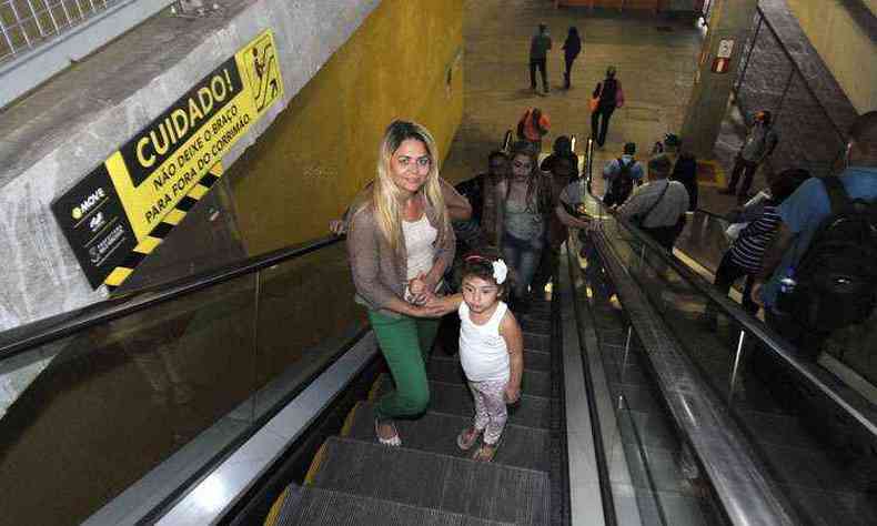 Cuidado redobrado: na estao Pampulha do Move, a cabeleireira Eliene dos Santos segura a filha pela mo ao subir a escada(foto: Juarez Rodrigues/EM/D.A Press)