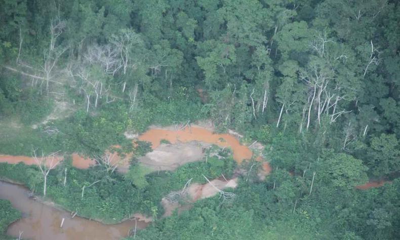 A terra yanomami tem 20 mil garimpeiros invasores, segundo estimativas de associações de indígenas. Os garimpos explodiram em terras indígenas no governo Bolsonaro(foto: Leão Serva/Folhapress) Terra indígena degradada
