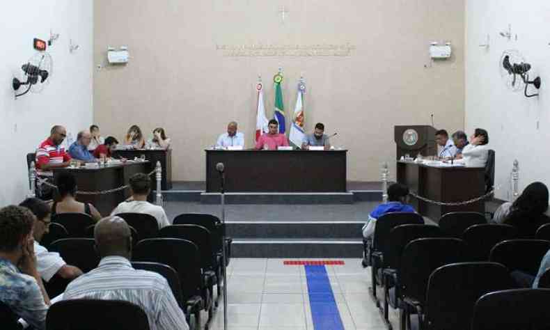 Reunio extraordinria foi convocada para aprovar projetos(foto: Assessoria de Comunicao/Cmara Municipal de Ouro Branco)