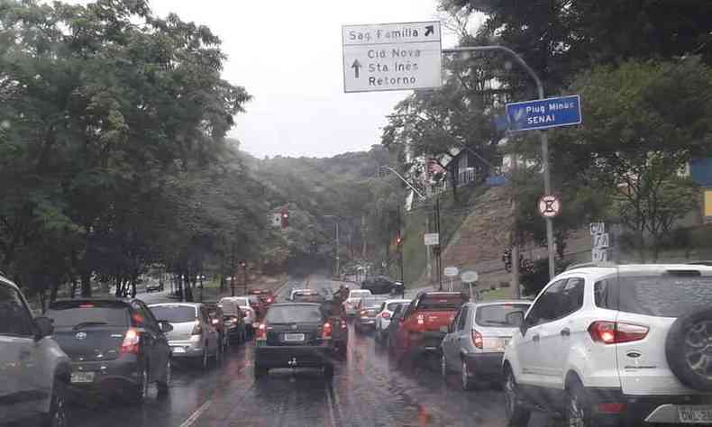 Trnsito com chuva em Belo Horizonte 