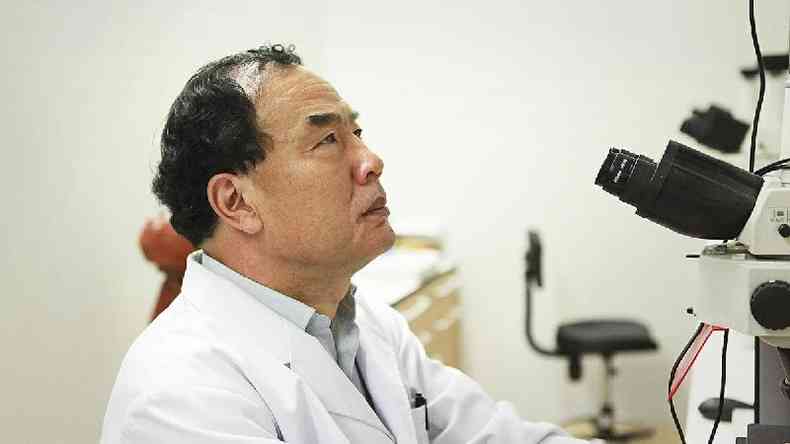 O virologista Zhang Yongzhen colocaria fim ao impasse sobre o sequenciamento do genoma do vrus(foto: China CDC)