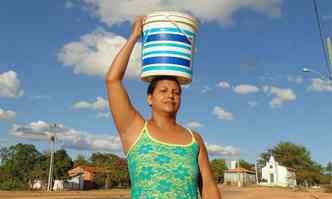 Helenice Santos Batista, de 42 anos, me de dois filhos, caminha cerca de 200 metros de sua casa at a caixa d'gua umas 20 vezes por dia(foto: Luiz Ribeiro/EM/DA Press)