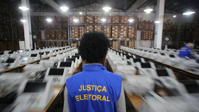 Trabalhadores eleitorais preparam cdulas eletrnicas antes da eleio presidencial em Porto Alegre