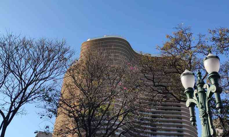 Edifcio Niemeyer com suas curvas, na Praa da Liberdade; cu est azul