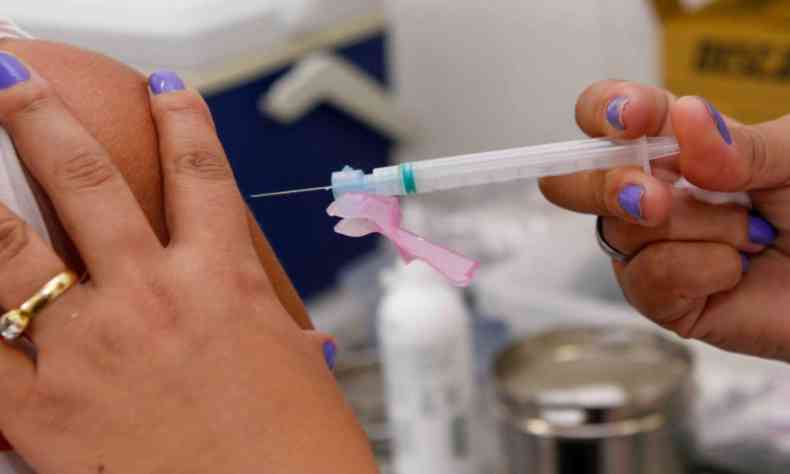 vacina sendo aplicada 