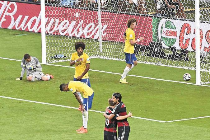 O massacre de 8 de julho no Mineirão foi presenciado por 58.141 torcedores pagantes nas cadeiras e camarotes(foto: Odd Andersen/AFP) O massacre de 8 de julho no Mineirão foi presenciado por 58.141 torcedores pagantes nas cadeiras e camarotes(foto: Odd Andersen/AFP)
